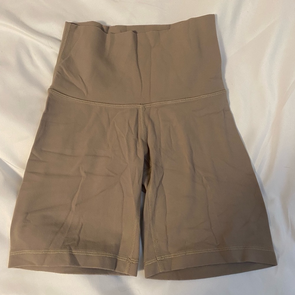 TNA TNAction Cheeky Beige Biker Shorts in size XS